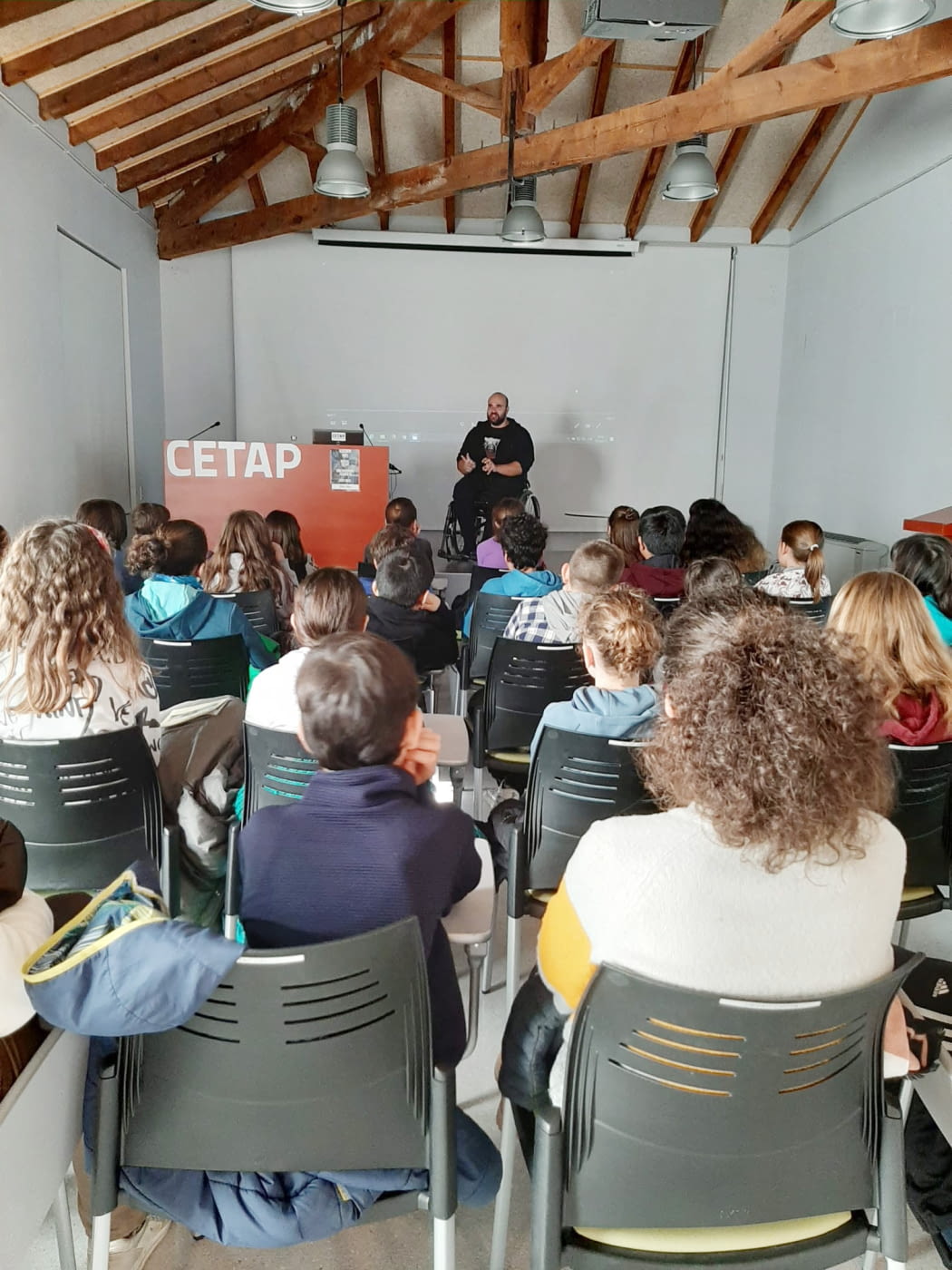 Un centenar d'alumnes de La Seu d'Urgell aprenen què és la discapacitat