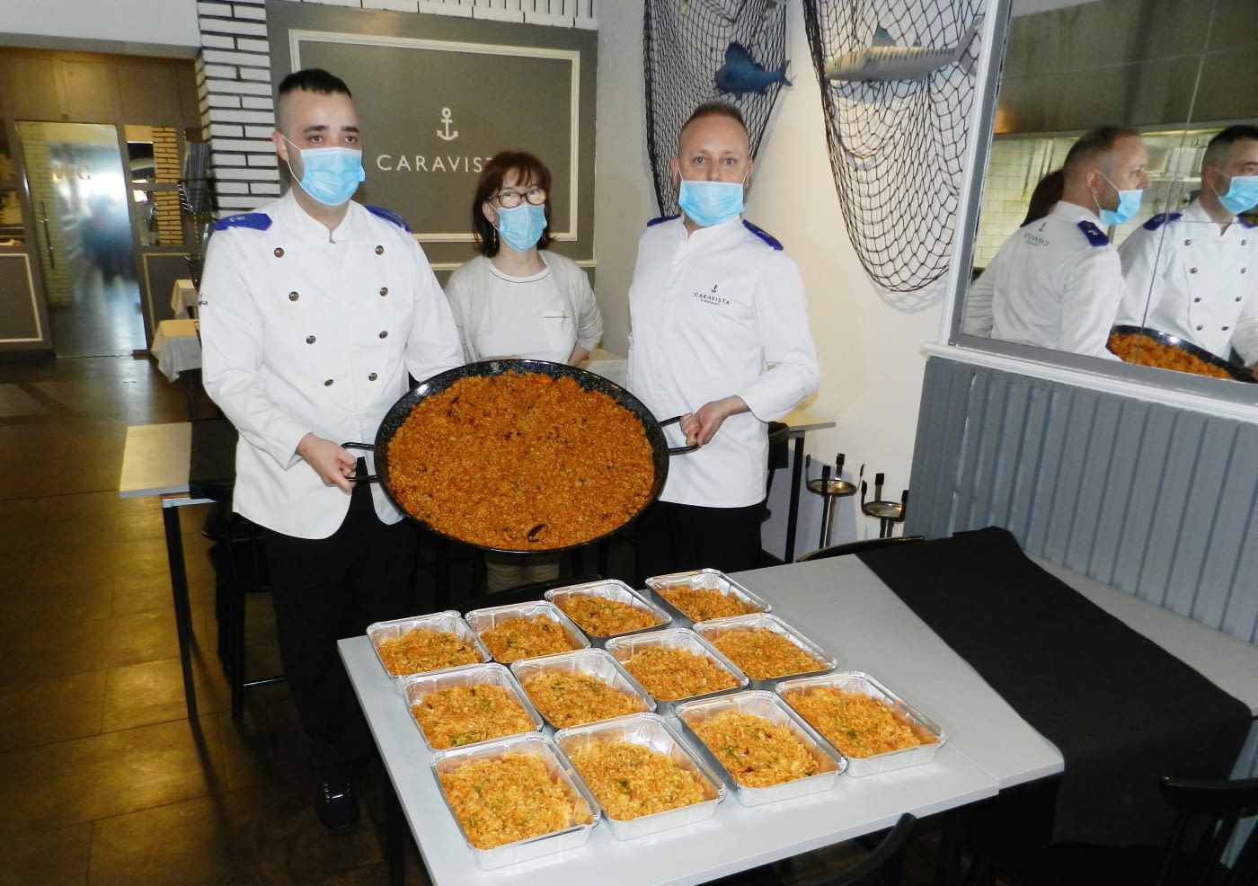 Vint-i-tres usuaris d'ASPID gaudeixen de la paella solidària del restaurant Caravista