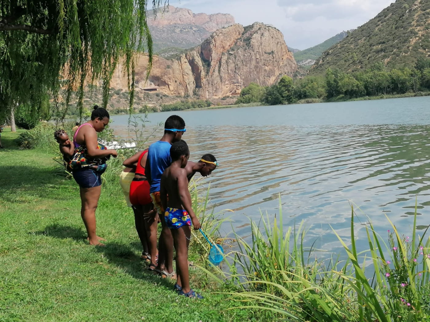 Niños y jóvenes del servicio el Gínjol, de excursión a la Noguera